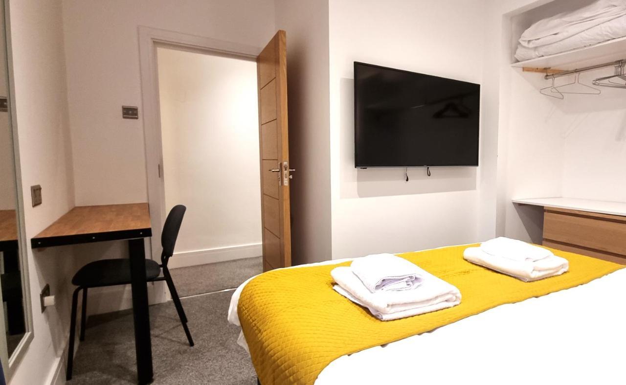 Spacious 6 Bedroom House, 4 Bathrooms, Central, 2 Parking Spaces Swindon Exterior foto